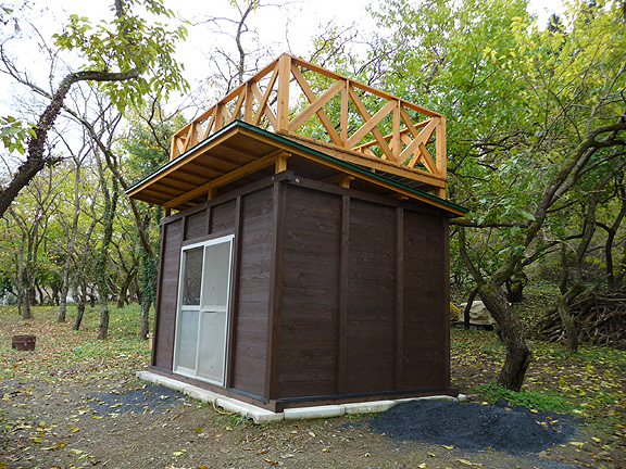 屋上にテントを設置して宿泊可能なツリーハウス兼、コミュニティーハウス