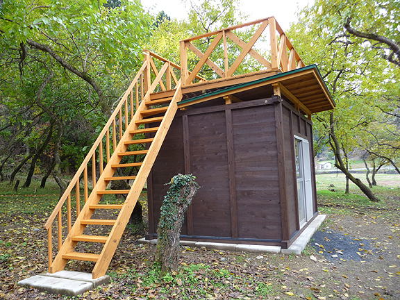 屋上にテントを設置して宿泊可能なツリーハウス兼、コミュニティーハウス